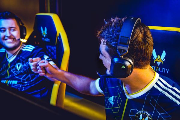 CORSAIR HS80 RGB Wireless Gaming Headset PC PS5 PS4-15