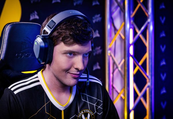 CORSAIR HS80 RGB Wireless Gaming Headset PC PS5 PS4-12