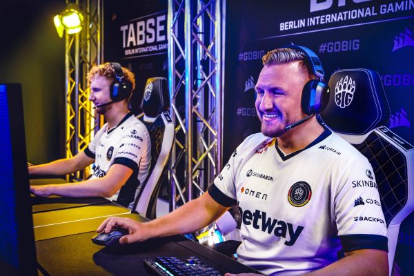 CORSAIR HS80 RGB Wireless Gaming Headset PC PS5 PS4-13